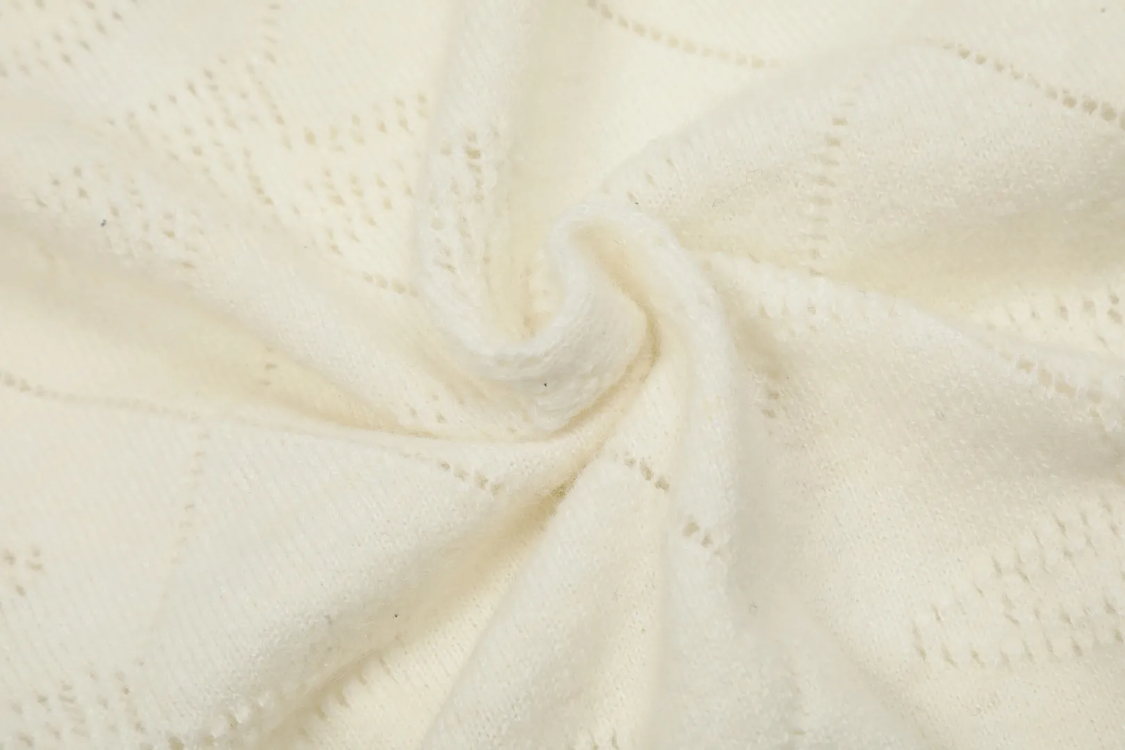VIVI126 vivienne west wood 24 new style hollow pattern inscribed pattern heavy industry design knitted cardigan. The hollow pattern is Saturn, very special. Queen Mother of the West Vivian heavy industry show limited cardigan knitted sweater wool 2024 autumn latest style Size: S -M- L Color: white black
